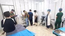 Sốc với nhân viên trình độ lớp 12 làm "bác sĩ" nâng ngực; lấy mẫu máu để… vứt sọt rác