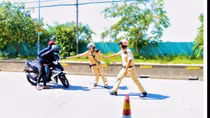 Khởi tố đối tượng dương tính ma túy, không đội mũ bảo hiểm, lao xe vào CSGT