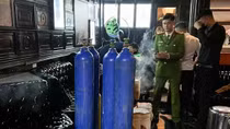 Phát hiện, thu giữ khí cười, rượu lậu trên phố Mã Mây