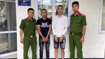 "Ăn hàng" xong, 2 tên cướp lục lọi lấy 2 triệu đồng rồi vứt chiếc túi còn 16 triệu vào bụi cây