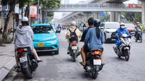 Người dân "hồn nhiên" đi ngược chiều trong giờ cao điểm