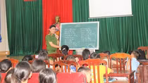 Ấn tượng về lớp học tiếng Anh miễn phí của Phó trưởng Công an xã
