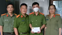 Công an Tiền Giang thăm, tặng quà cán bộ và dân quân bị thương khi bắt tội phạm