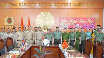 Công an tỉnh Prey Veng chúc Tết Công an tỉnh Long An