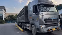 CSGT tuần tra đêm, xử lý hàng loạt container cắt nóc