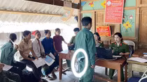 Vượt núi, vào bản làm CCCD giữa ngày lễ