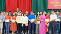 Trao huy hiệu và kỷ niệm chương cho các nhà báo, nhà văn tác nghiệp tại Trường Sa