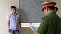 Hai lâm tặc “đua" tốc độ, đẩy gỗ lậu xuống đường khiến cán bộ Công an bị thương nặng