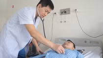Nổ lốp xe ô tô gây vỡ động mạch chủ, nam thanh niên được cứu sống