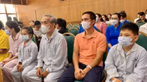 Vụ cháy chung cư mini: Hai bố con thoát chết ngoạn mục nhờ thùng nước tưới cây