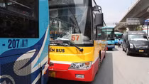 Ba xe buýt đâm liên hoàn giữa trưa ở Hà Nội