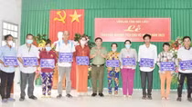 Công an Bạc Liêu trao vốn cho 40 hộ nghèo vùng căn cứ cách mạng
