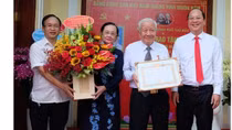 Trung tướng Võ Thái Hòa vinh dự nhận Huy hiệu 65 năm tuổi Đảng