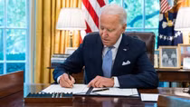 Ông Biden ký ban hành luật nâng trần nợ công sau nhiều tuần tranh cãi