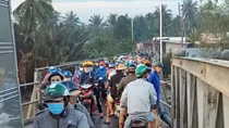 Va chạm trên cầu, tài xế xe tải và một em bé rơi xuống sông bị nước cuốn trôi