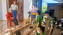 "Đi từng ngõ, gõ từng nhà" để làm CCCD cho người dân