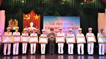 Khen thưởng các y, bác sỹ Bệnh viện 30-4 nhân Ngày Thầy thuốc