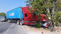 Tránh xe máy qua đường, xe đầu kéo tông gãy 2 trụ điện trung thế