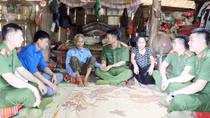 Sắc áo xanh bên dòng Đà giang