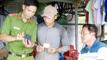 Đi từng bến, đến từng tàu để kích hoạt định danh điện tử cho ngư dân