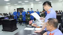 “Sói già” thâu tóm, nhà đầu tư nhỏ lẻ sập bẫy