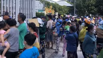 Hàng trăm người chen lấn, xô đẩy vì chợ lá 0 đồng ở Bạc Liêu
