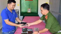 Trao trả tài sản 400 triệu đồng cho chủ cửa hàng bị mất trộm
