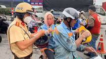 Người dân miền Tây nườm nượp về nghỉ lễ, CSGT tặng khăn lạnh, nước uống