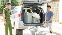 Tài xế chở thuốc lá lậu nhấn ga bỏ chạy khi gặp Công an