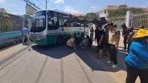 Xe đưa rước lùi cán tử vong học sinh lớp 3 trước cổng trường