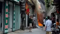 Khói lửa ngùn ngụt dãy ki-ốt ở Hà Nội