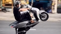 Bị xử phạt hàng loạt lỗi vì mượn xe rồi biểu diễn bốc đầu