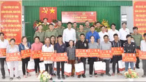 Trao 17 căn nhà đại đoàn kết tặng hộ khó khăn vùng căn cứ cách mạng