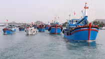 Gỡ "thẻ vàng" IUU: Tàu cá khẩn trương lắp đặt thiết bị giám sát hành trình
