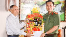 Công an các địa phương thăm gia đình chính sách, thương binh - liệt sĩ