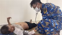 Kịp thời cấp cứu ngư dân bị nạn tại khu vực biển quần đảo Trường Sa