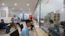 Người dân Hà Nội lại đua nhau đi đổi giấy phép lái xe