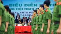 Đại biểu APCCA 41 xem Cảnh sát Việt Nam trình diễn võ thuật, khí công
