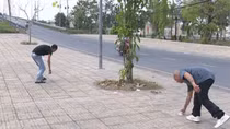 Hai đối tượng bị buộc nhặt lại toàn bộ tờ rơi “cho vay tiền tiêu dùng”