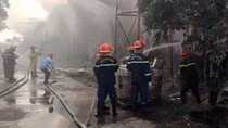 Xưởng chứa viên nén gỗ bốc cháy vì nổ tủ điều khiển điện