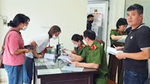 Xót xa ngóng tìm người thân trong vụ cháy chung cư mini