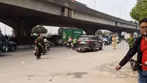 Xe máy tông đuôi ô tô đỗ giữa đường