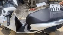 Thợ sửa xe máy bấm biển cho Honda SH trúng “ngũ quý 8”