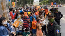 Đội nắng, đẫm ướt mồ hôi đảm bảo an ninh trật tự cho người dân vui lễ 30/4