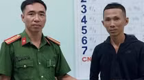 Công an phường trả lại ví cho du khách đánh rơi