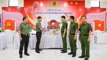 Trưng bày, xếp sách nghệ thuật với chủ đề “Bác Hồ - Niềm tin yêu qua từng trang sách”