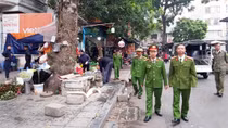 Thị sát chiến dịch “giành lại vỉa hè” ở quận Hà Đông