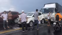 Ba ôtô "dồn toa" trên cầu Rạch Miễu