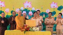 Tăng ni phật tử đồng hành cùng CSGT đảm bảo trật tự an toàn giao thông