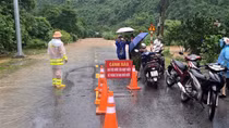 CSGT Hòa Bình ứng trực, hỗ trợ người dân qua khu vực sạt lở ngập úng